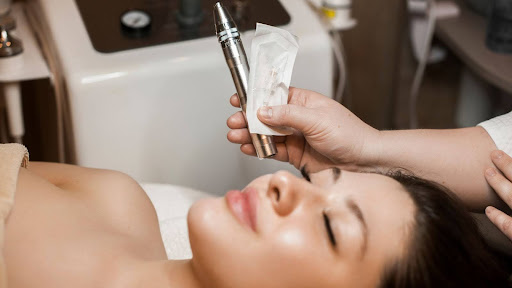 Women getting Microneedling treatment from Dr. Naomi Donnelley | Benefits of Microneedling | Donnelley Dermatology