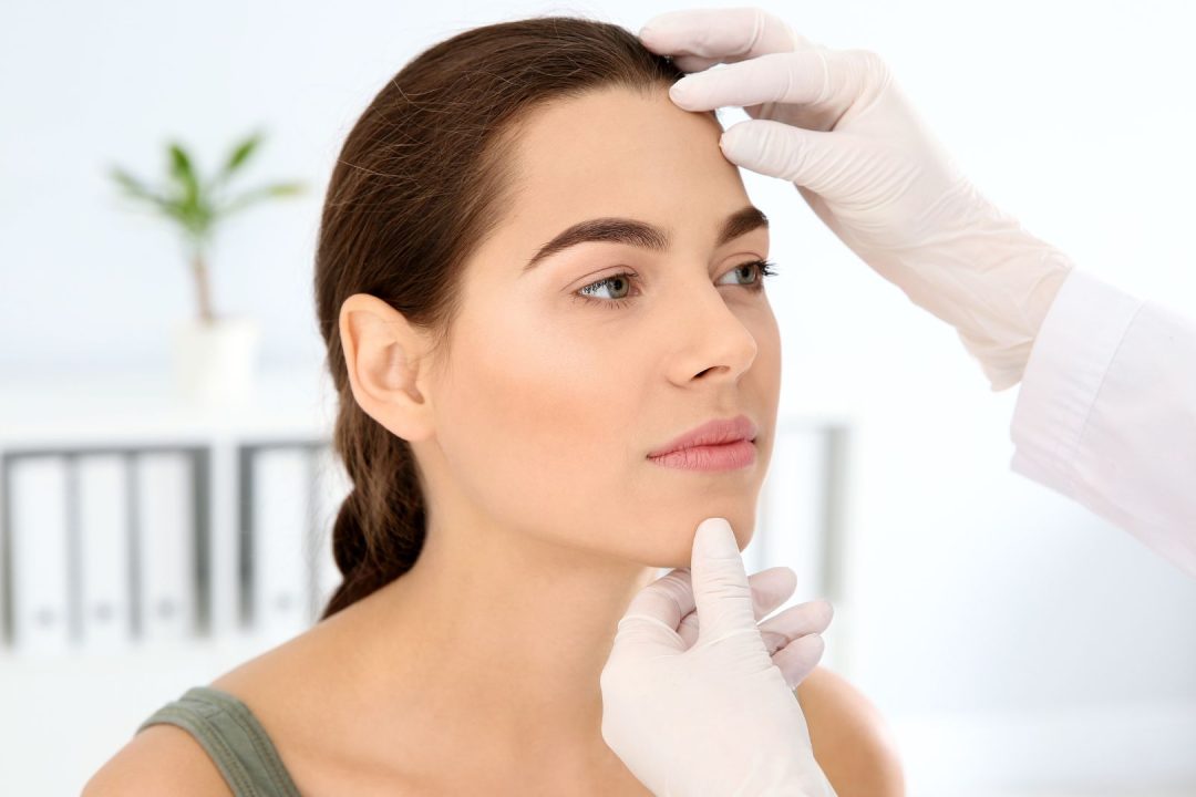 Dermatologist-scanning-skin-for-cancer-Donnelley-Dermatology